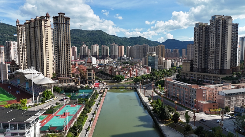 清青贯城河。