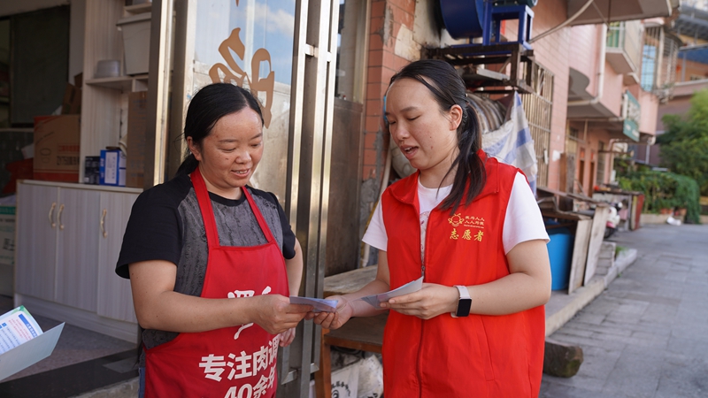 志愿者走访沿河商铺，面对面宣讲并发放资料，普及河道保护等知识。