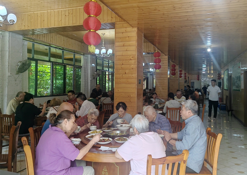 1、游客在用餐。罗利飞 摄.jpg