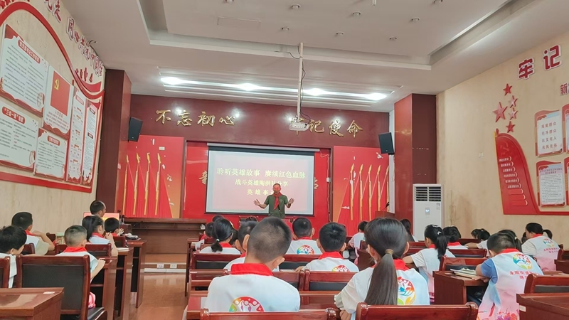 贵州息烽暑期托管课堂来了位战斗英雄 (2)