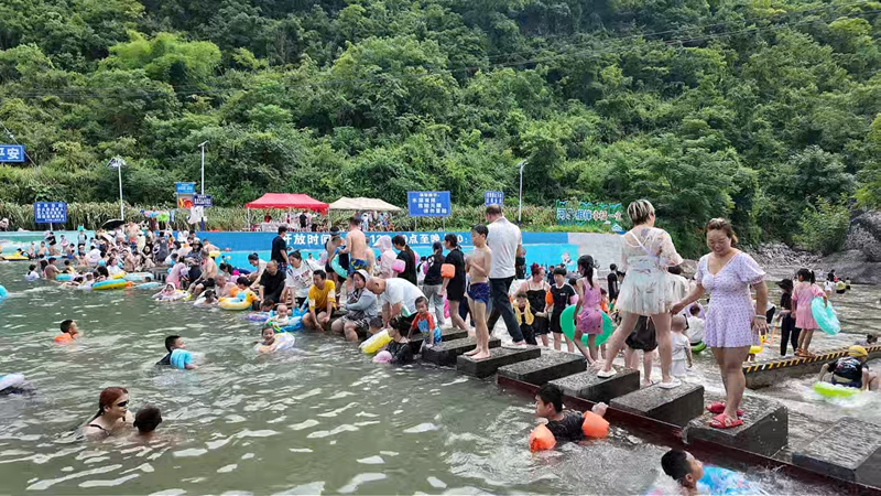 赏完花海后，市民游客到亲水区冲凉解暑。