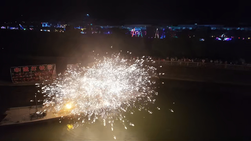 5、夜幕降临，在东升农场上演了一场绚烂的非遗打铁花。