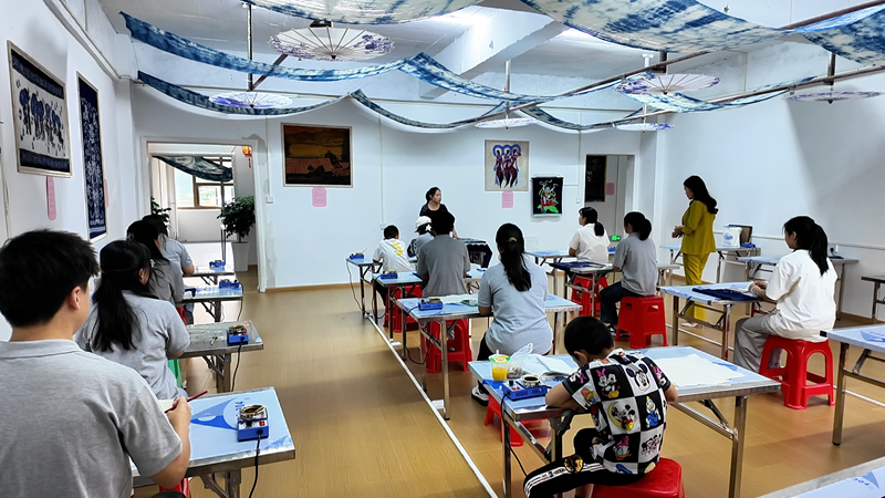 图为飞铭盛蜡染工作室。