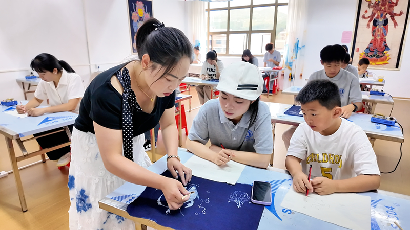 图为飞铭盛蜡染工作室。