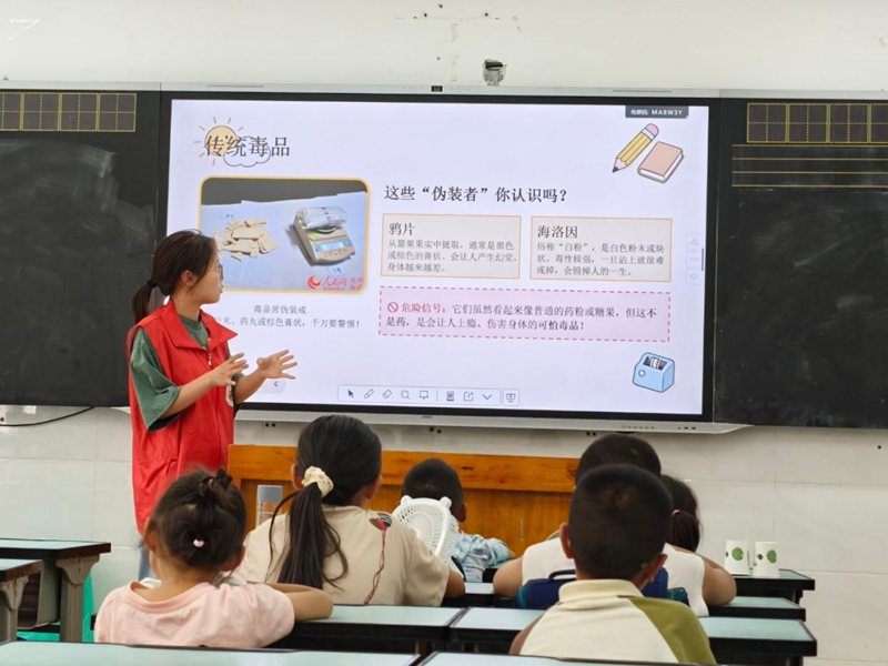 春晖黔彩实践团对小朋友开展禁毒防艾宣讲。