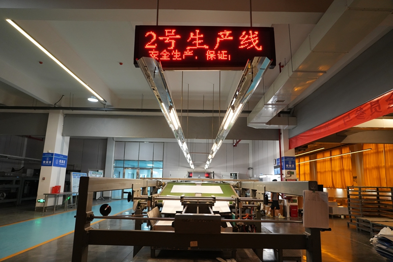 贵州柯印数码科技有限公司生产线。李锦明 摄.jpg