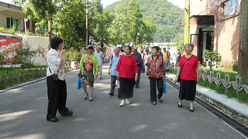 602库老职工重返故地，重温峥嵘岁月。