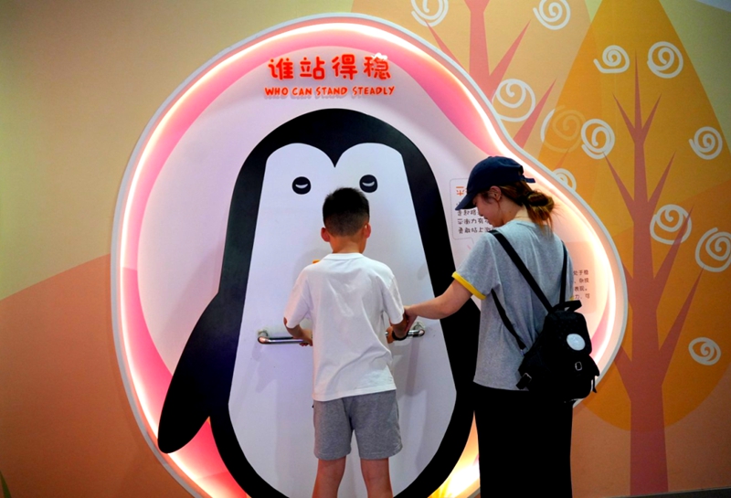 6、仁怀市科技馆家长带孩子体验谁站得稳。