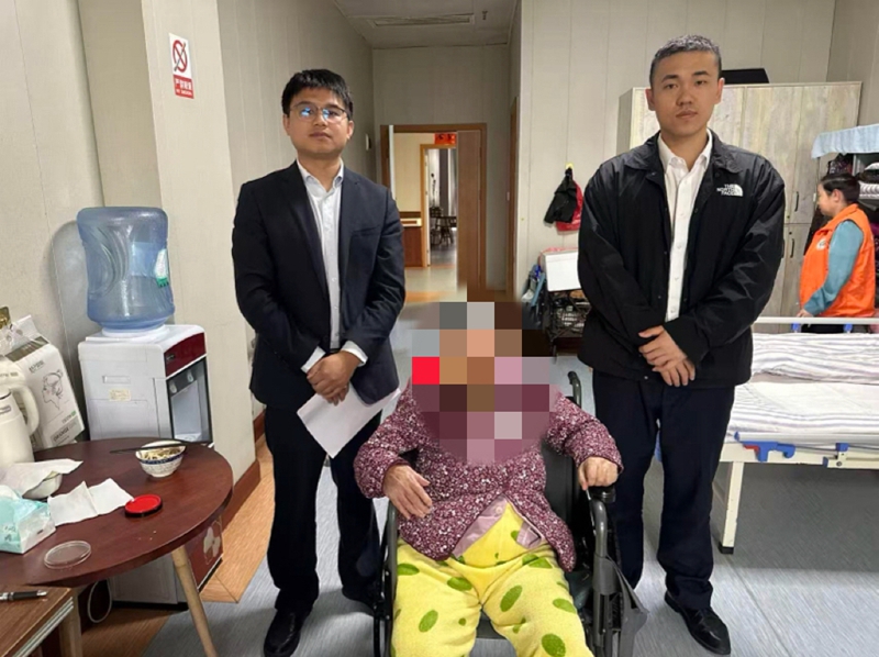 2 图为工行工作人员前往病房，为行动不便、乘坐轮椅的老年客户提供上门金融服务.jpg