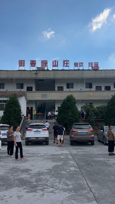 1、旧校舍变身民宿，撑起村落避暑新业态。江勇 摄.jpg