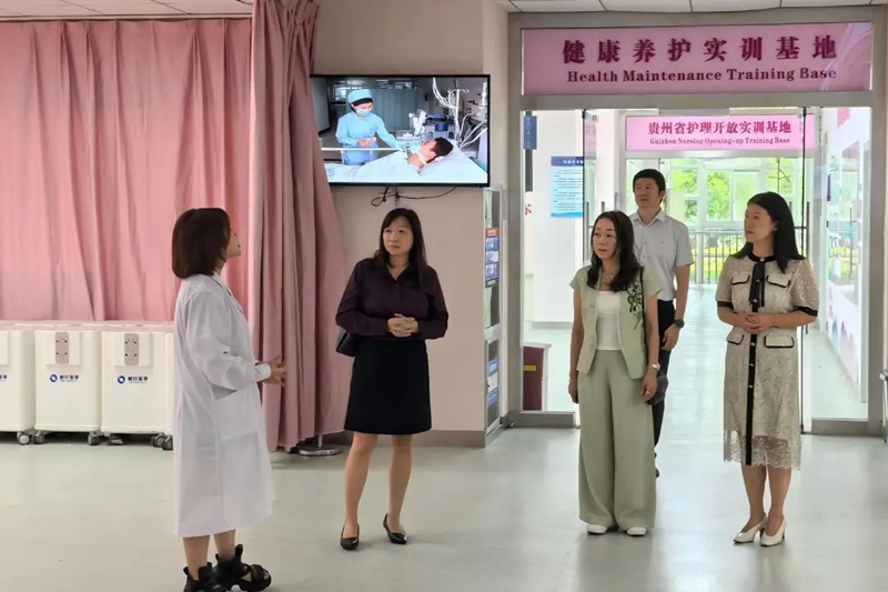 代表团参观省级护理开放实训基地。