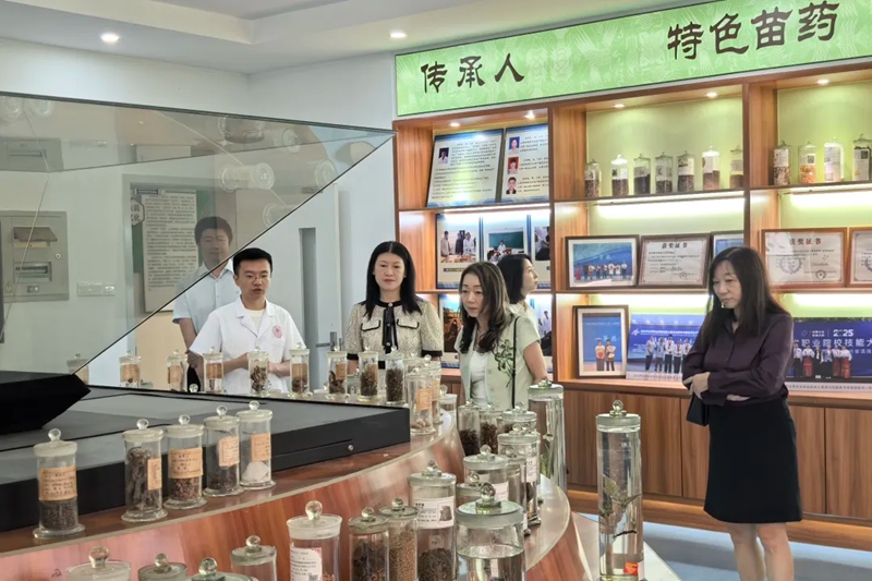 代表团参观药物产业链虚实结合实训中心。