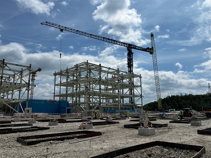 国家电投贵州金元金沙柳塘2×660MW煤电项目施工现场，塔吊高耸林立、机械轰鸣不息.jpg