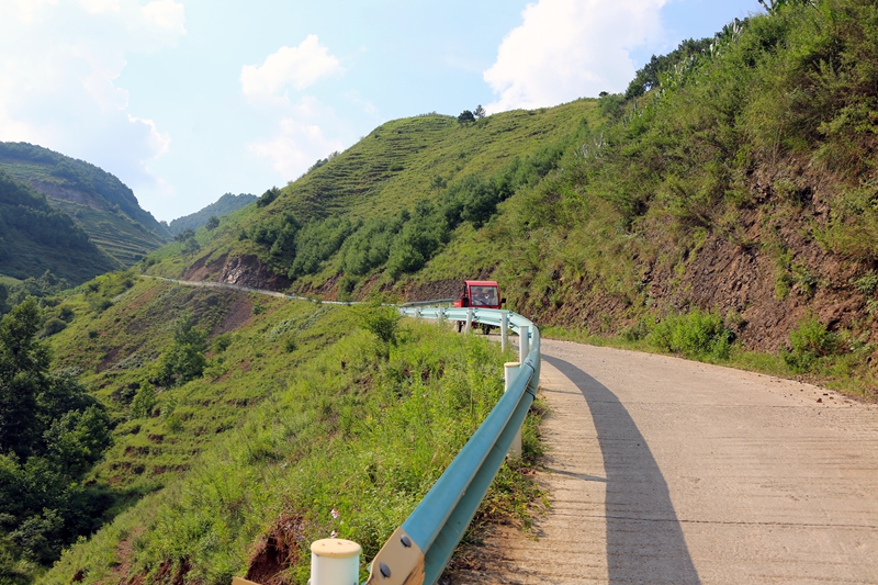 威宁自治县坡陡、弯急、路窄的农村道路上新安装的护栏。（彭凯 摄）.JPG