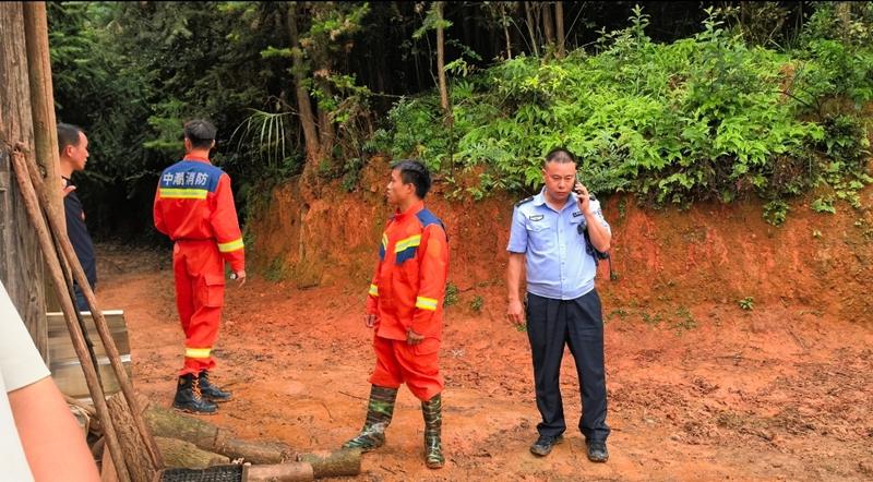 五岁孩童深山走失自救 当地干群五小时接力寻回 (1).jpg