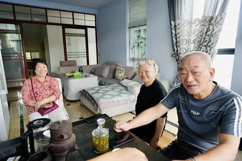 杨宾莲（中）已连续4年在息烽避暑旅居.jpg