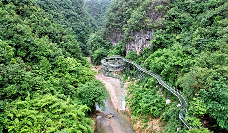 黄平县野洞河景区玻璃水滑道（图片由黄平县文体广电旅游局提供） (2).jpg