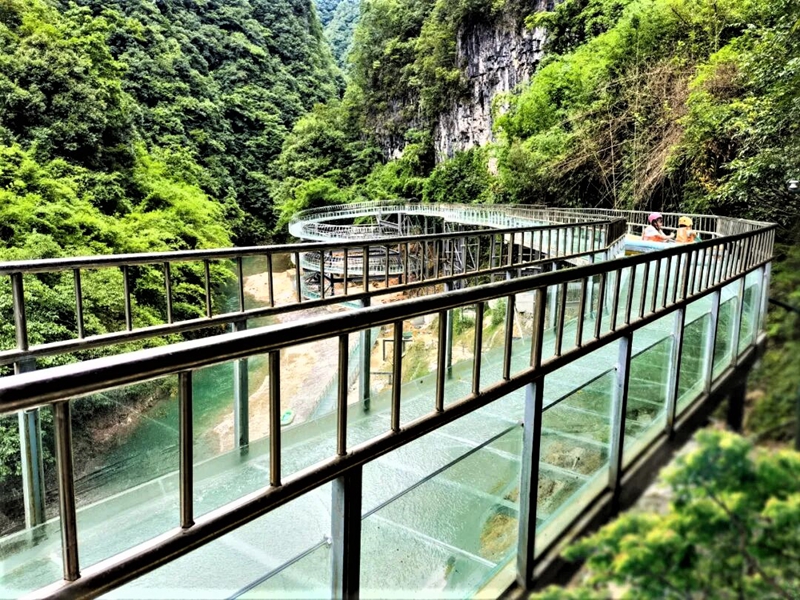 黄平县野洞河景区玻璃水滑道（图片由黄平县文体广电旅游局提供）.jpg