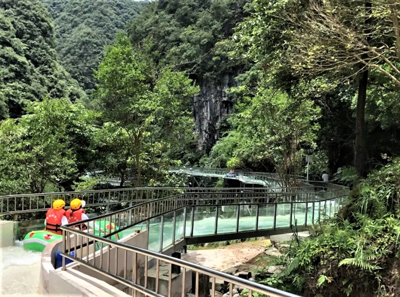 游客在体验玻璃水滑道 （图片由黄平县文体广电旅游局提供）.jpg