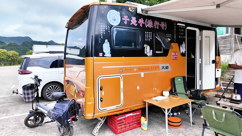 1 图为来自天南海北的房车整齐停靠普定县黔山秀水景区。.jpg