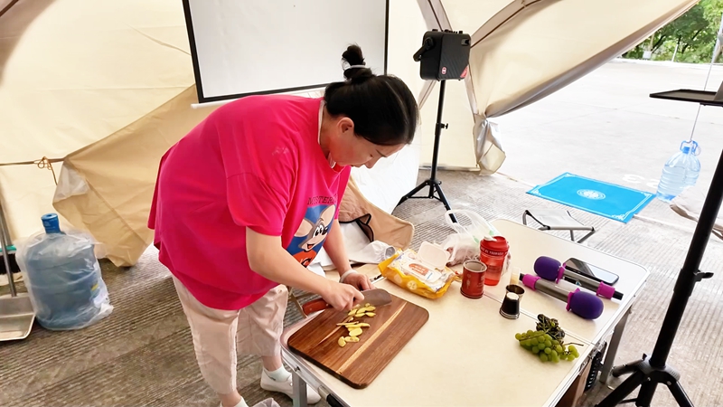 2 图为在房车小镇来自深圳的游客正在准备午餐。.jpg