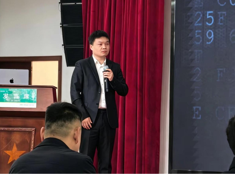 金沙分公司青年职工文开福在低代码应用成果发布会上聆听评委建议