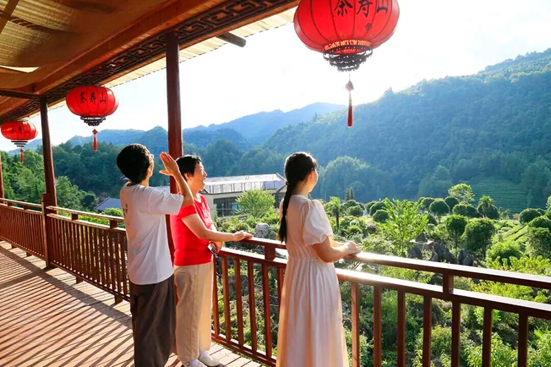 2游客在凤冈县绥阳镇茶寿山森林康养基地游玩 饶云_摄.jpg
