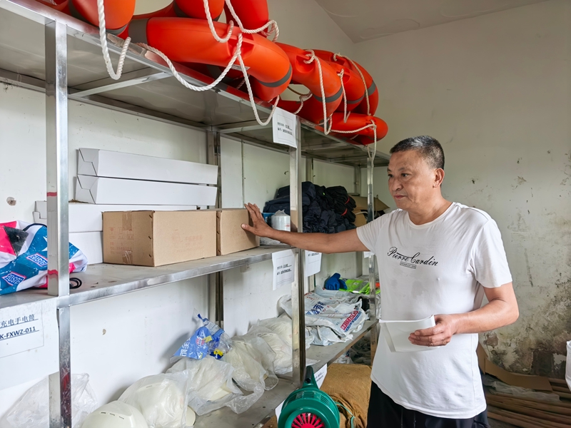 1、在仁怀市石板塘水库，工作人员正对库区开展拉网式安全隐患排查，逐一清点检修防汛储备物资。.jpg