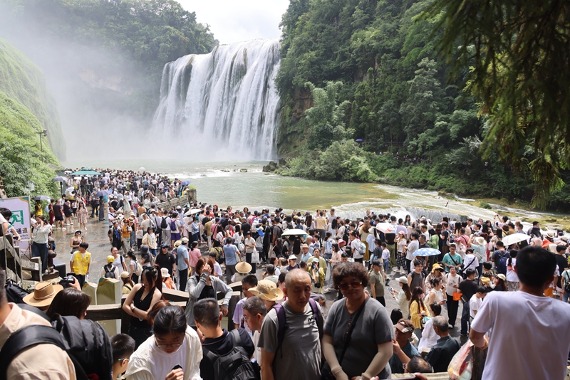 4、黃果樹景區游人如織。黃果樹旅游區供圖.JPG