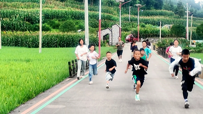 2 图为普定县穿洞街道靛山村开展假期公益托管服务活动现场.jpg