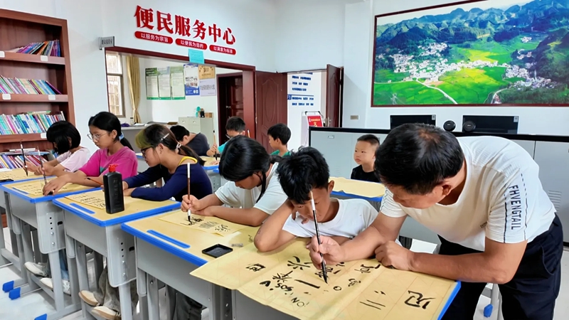 3 图为普定县穿洞街道靛山村开展假期公益托管服务书法活动.jpg
