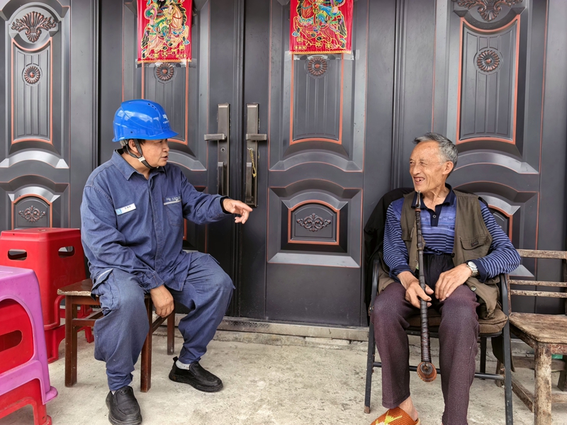 1、供电人员向搬迁群众了解用电需求 。 王进 摄.jpg