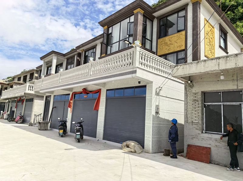 3、搬迁群众新建房屋 。 王进 摄.jpg
