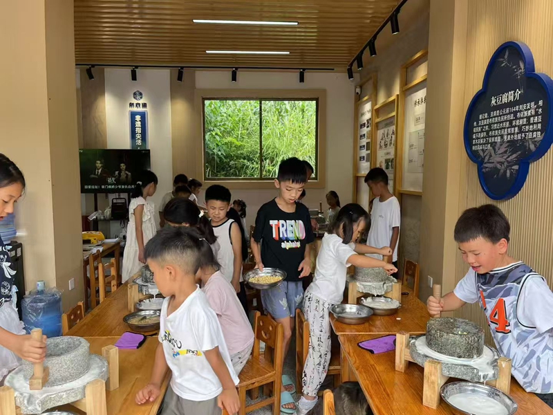 游客在偏坡乡体验制作灰豆腐。偏坡乡供图