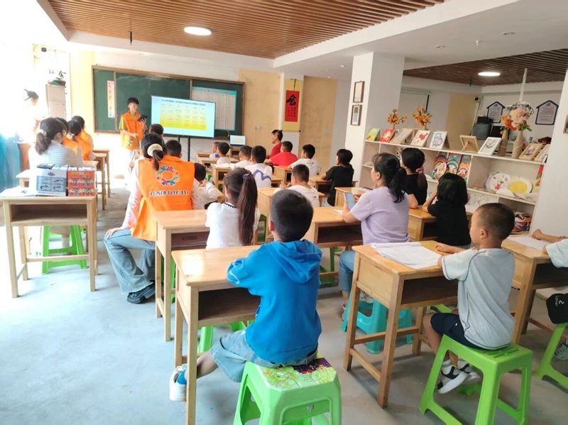 开阳县“共青团·伙伴计划”暑假托管班在新世纪社区和青少年活动中心开班。