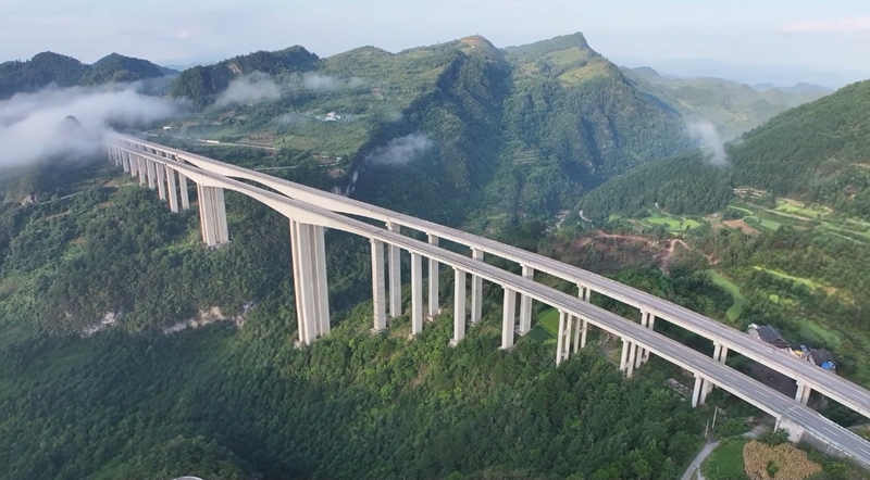 3、凱裡至羊甲高速公路石橋特大橋。.jpg
