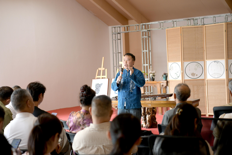 苗族画师兰开军在分享会上介绍长卷创作过程。