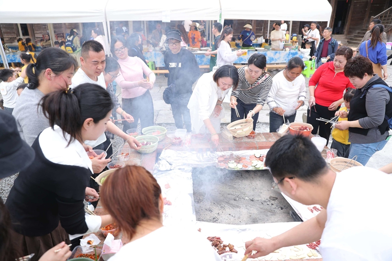 5、游人围坐户外烧烤，畅享乡土乡间烟火闲趣。.jpg