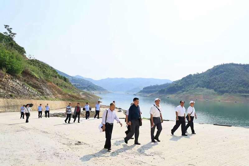 5、基层采风（罗辉供图）.jpg