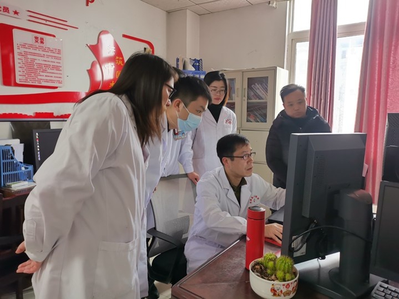 图为东莞市沙田医院副主任医师郝志勇正在松桃苗族自治县人民医院放射科组织开展疑难病例讨论