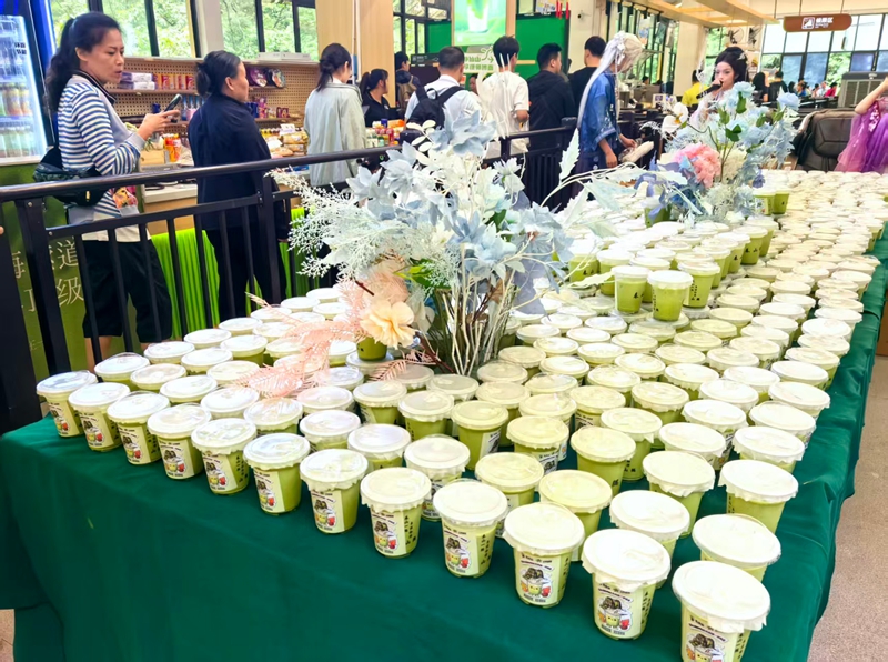 秋遇梵净山！6500杯抹茶清甜宠客 解锁秋日最暖仪式感 (2)