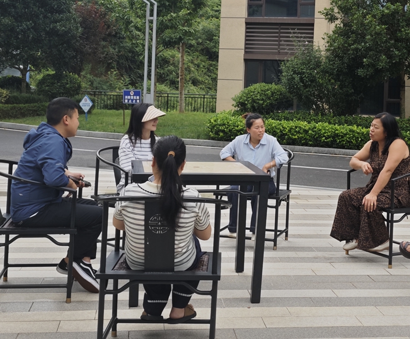 息烽碧桂园小区业主聚在一起畅谈身边变化