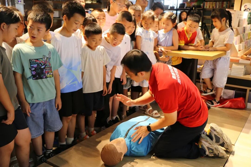 5.志愿者现场教学孩子们急救科普知识。共青团贵州省委供图