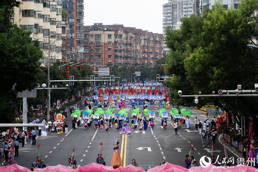 民族团结大巡游活动现场。人民网记者 涂敏摄