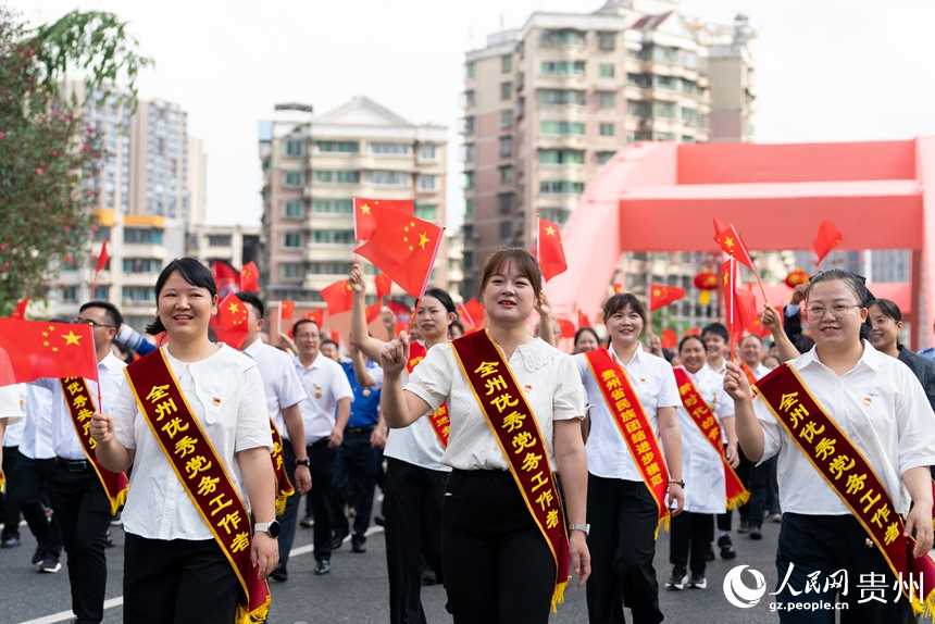 民族团结大巡游活动现场，参加巡游的黔南州优秀模范代表。人民网记者 涂敏摄