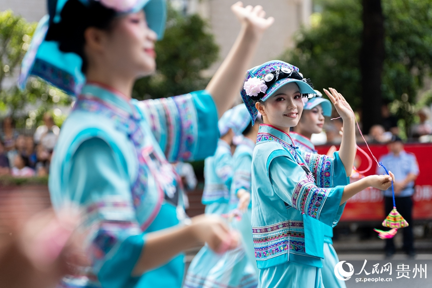 民族团结大巡游活动现场。人民网记者 涂敏摄