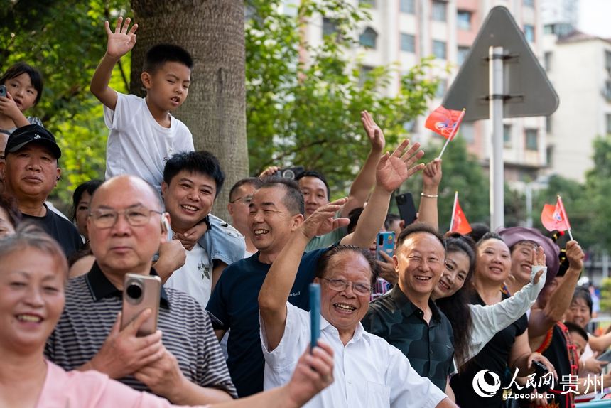 市民观看民族团结大巡游。人民网记者 涂敏摄