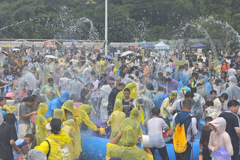 2026民族大联欢盛夏狂欢泼水活动现场。高敏摄