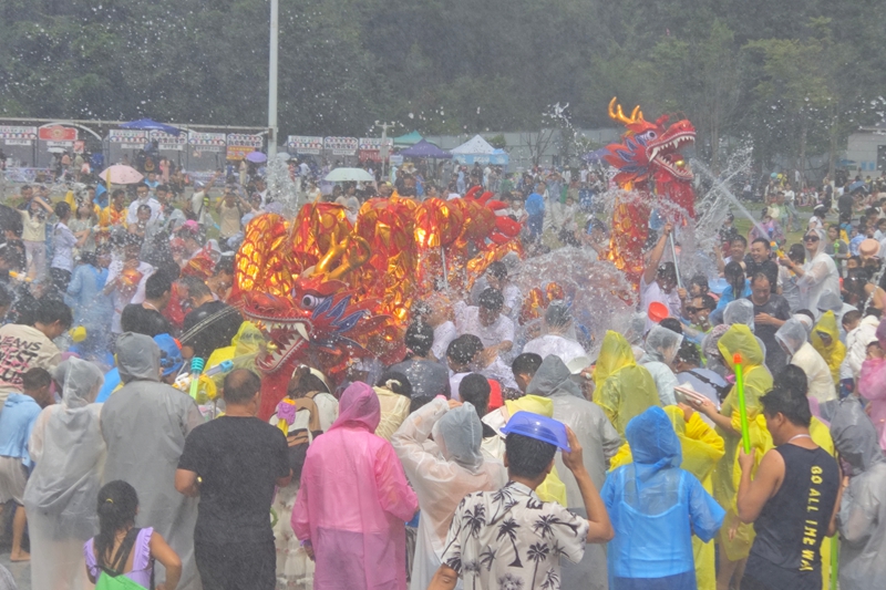 游客向巡游水龙泼水祈福纳祥。高敏摄
