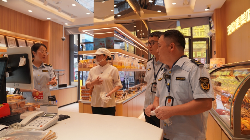 图为2026年8月4日务川自治县市场监督管理局工作人员正在检查食品安全2
